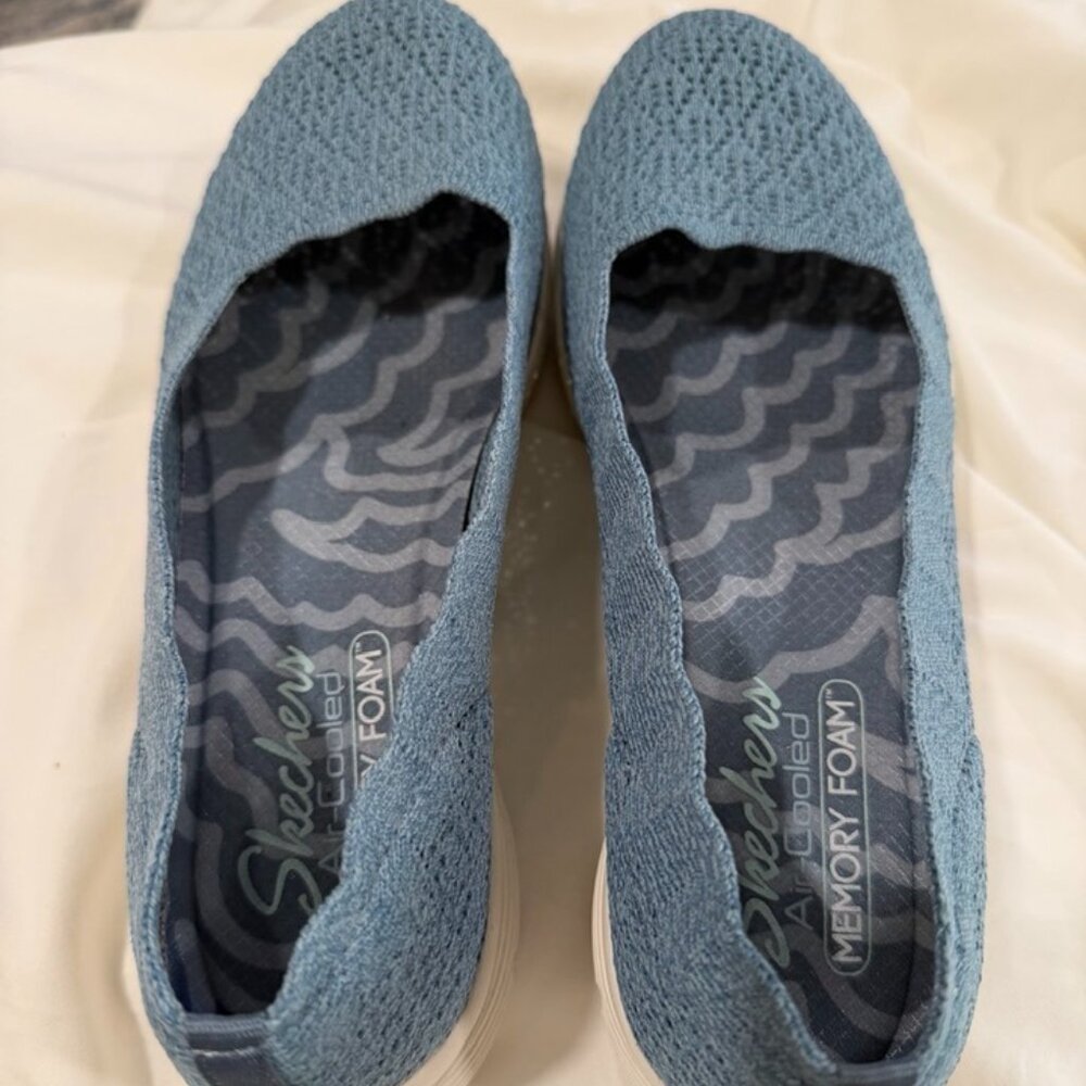 Skechers Classic Fit Air-Cooled Memory Foam Slip on Womens Shoes size 9